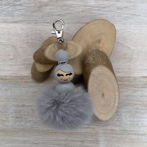 Tashanger gelukspopje met pompon - grijs